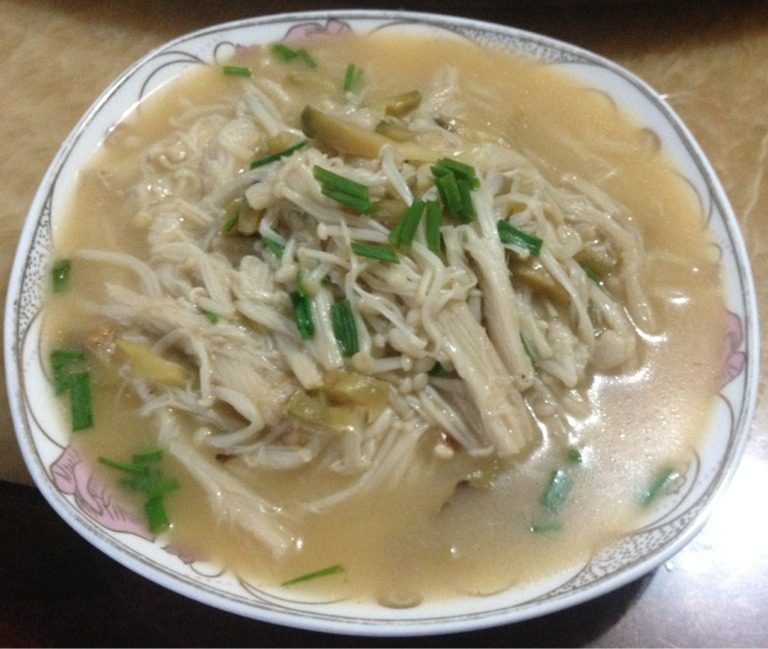 小炒金针菇,出锅前放入榨菜、<a style='color:red;display:inline-block;' href='/shicai/ 3250'>葱</a>花等其它调料，不用放味精哦，金针菇本身就很鲜