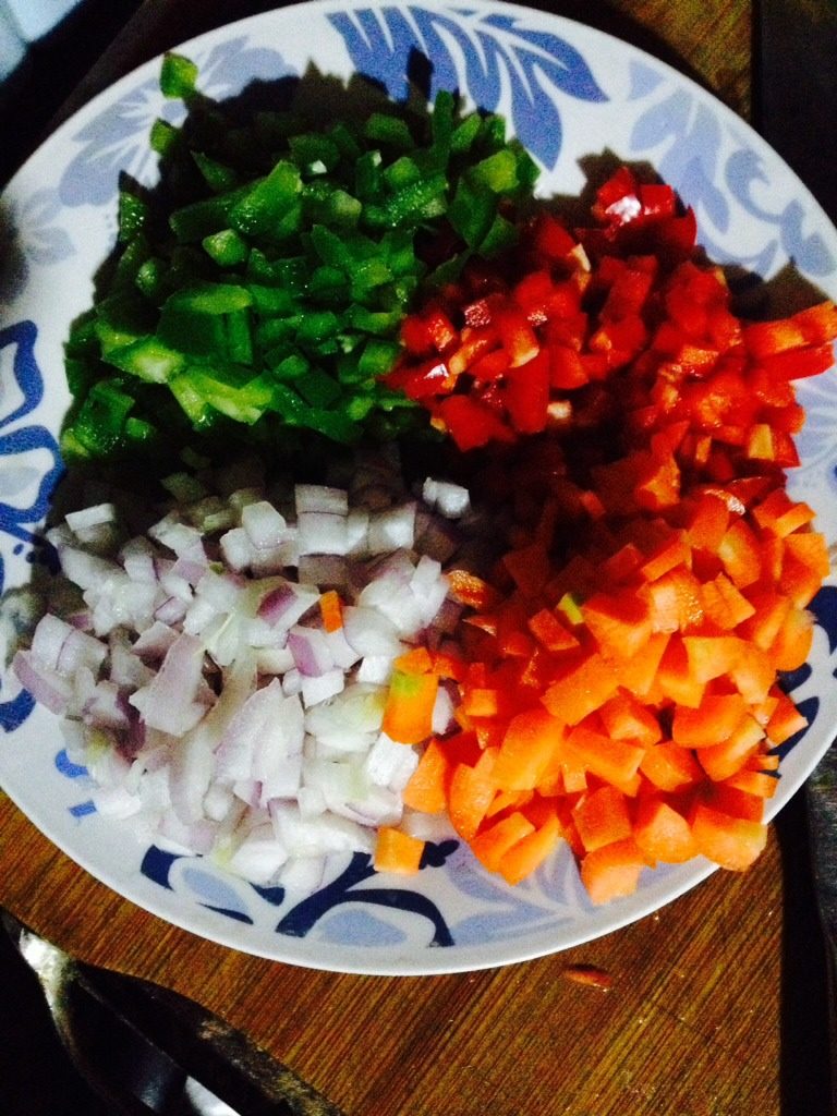 虾仁炒饭,<a style='color:red;display:inline-block;' href='/shicai/ 29'>洋葱</a><a style='color:red;display:inline-block;' href='/shicai/ 25'>胡萝卜</a>青红椒切小粒备用