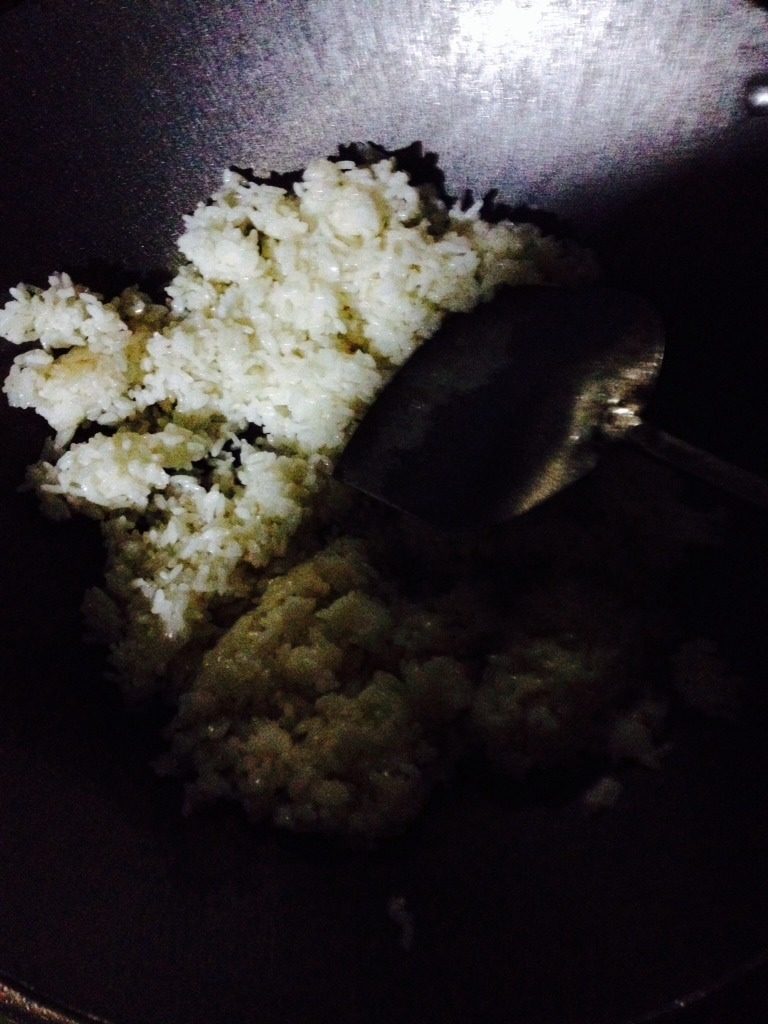 虾仁炒饭,起锅烧热放油，倒入剩<a style='color:red;display:inline-block;' href='/shicai/ 507'>米饭</a>稍微炒散