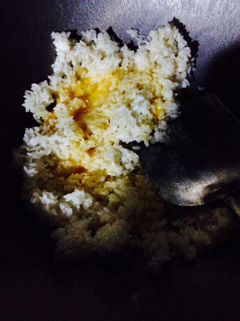 虾仁炒饭,倒入打散的<a style='color:red;display:inline-block;' href='/shicai/ 9'>鸡蛋</a>继续翻炒