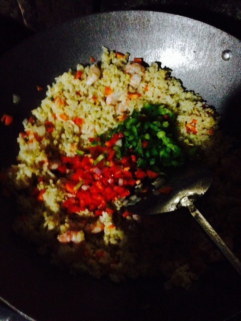虾仁炒饭,接着下腌制好的虾仁，盐和<a style='color:red;display:inline-block;' href='/shicai/ 788'>生抽</a>，炒到虾仁变红熟了，放青红椒继续炒一分钟