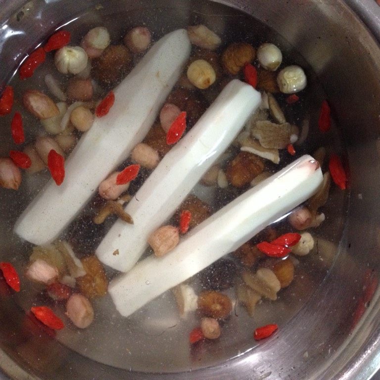 十全大补粥,如图<a style='color:red;display:inline-block;' href='/shicai/ 28'>山药</a>打皮，其他东西泡会