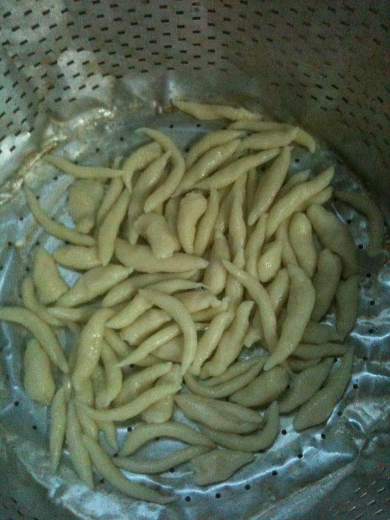 面疙瘩瘦肉汤,起锅放入水煮开把小剂子用手一个个搓成虫子状放入滚水中汆烫熟后捞入冷水里过凉沥干水备用