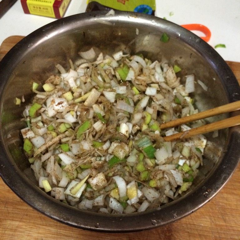 酱肉包,葱花切成小丁,放香油,十三香腌制