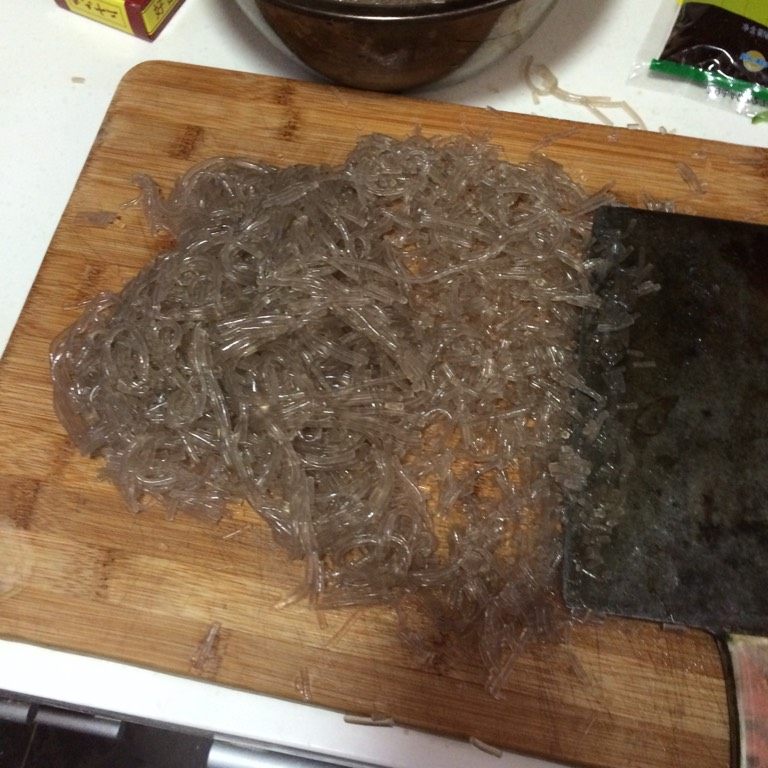 酱肉包,腌肉的时候煮粉条,一斤粉三斤水的比例,直到水煮尽捞出剁碎