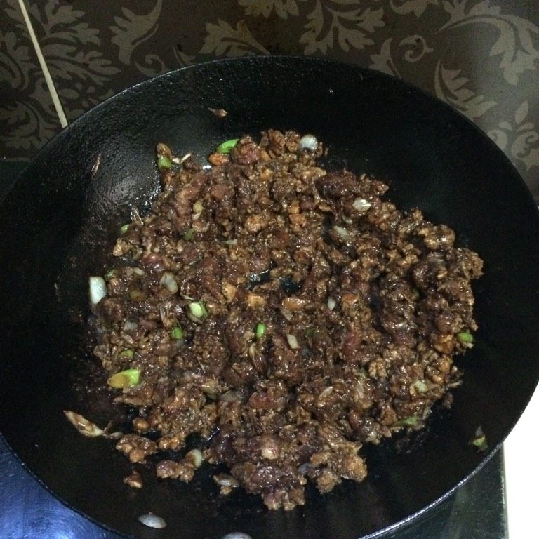 酱肉包,肉腌制好以后,热火煸葱花,放<a style='color:red;display:inline-block;' href='/shicai/ 9579'>大酱</a>,放肉丁炒熟