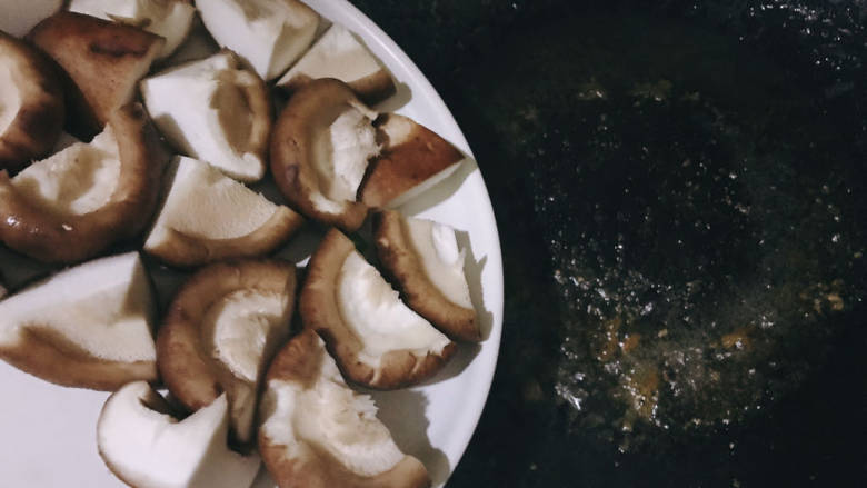香菇肉片煲,锅中再下油,倒入香菇