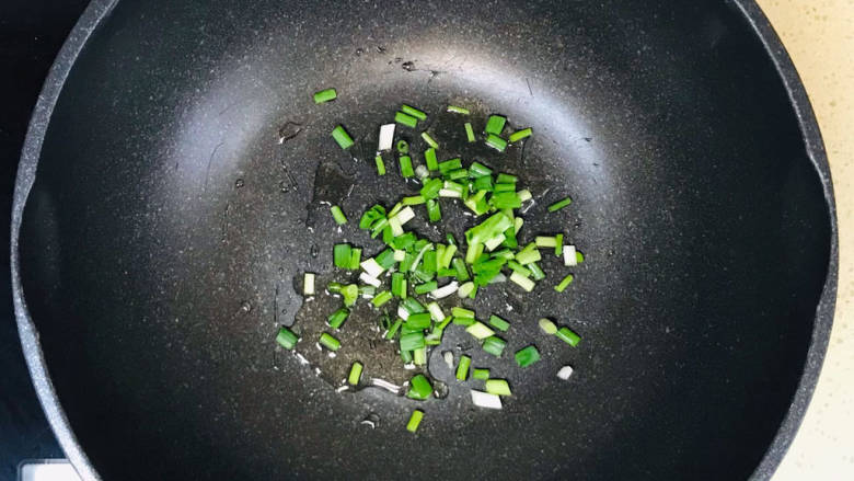 冬瓜瘦肉汤,起油锅,加少许葱花爆香