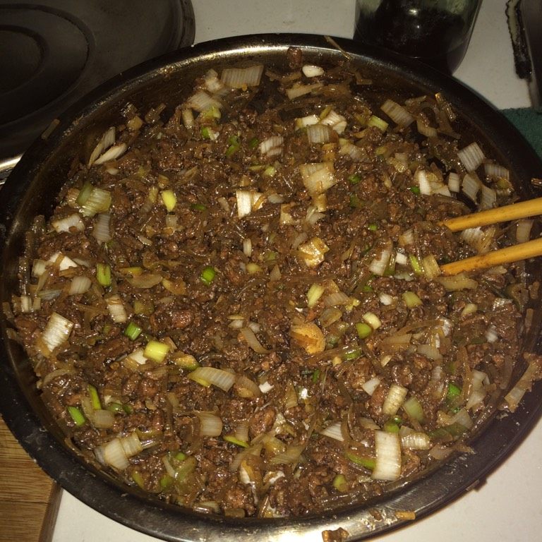酱肉包,最后把肉和粉条,葱花搅拌,放盐,香油调味,我不喜欢鸡精味精的,就没有放,凭个人爱好了