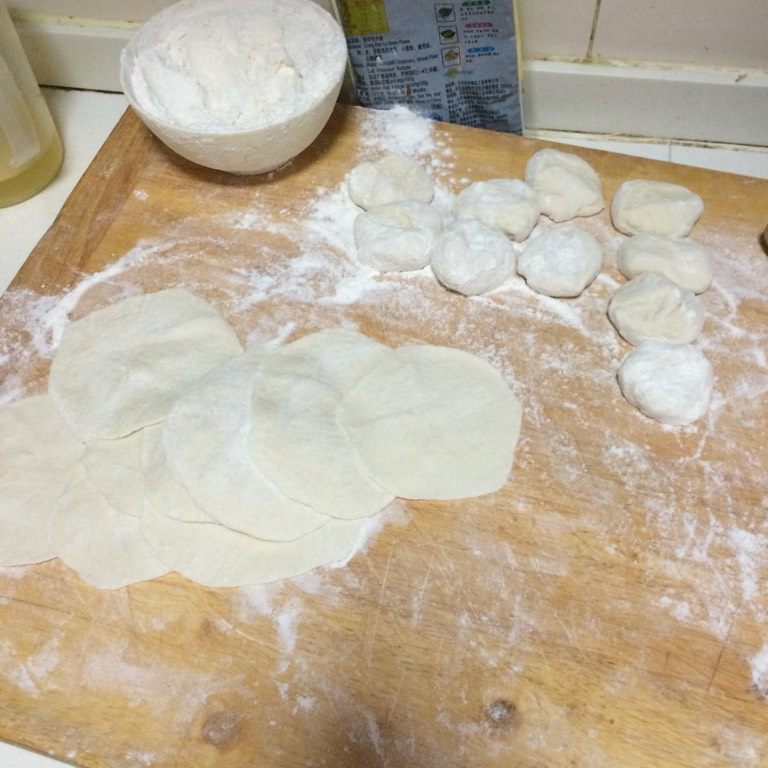 酱肉包,所有的准备工作完成,就是揉面霁,擀面饼,包包子啦
