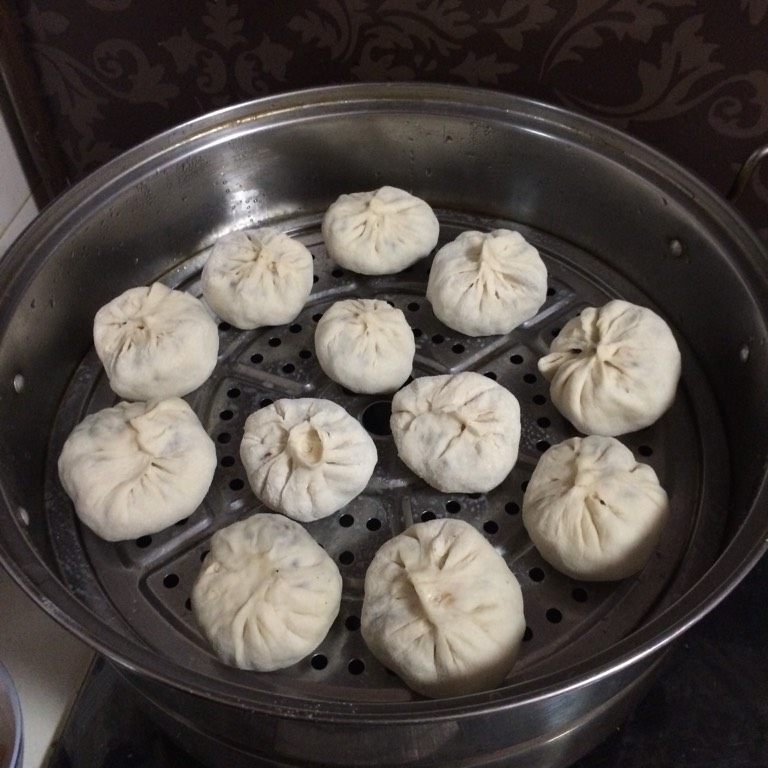 酱肉包,上屉,不想用屉布,所以庇子上抹一层油就OK