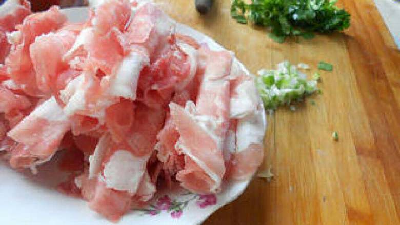 羊肉汤,把<a style='color:red;display:inline-block;' href='/shicai/ 329'>羊肉</a>切片片，<a style='color:red;display:inline-block;' href='/shicai/ 37'>姜</a><a style='color:red;display:inline-block;' href='/shicai/ 131'>香菜</a>洗净<a style='color:red;display:inline-block;' href='/shicai/ 37'>姜</a>切片片备用