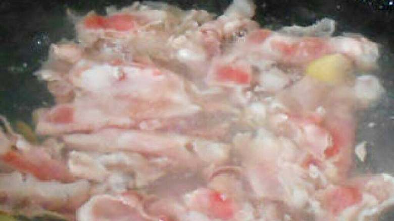 羊肉汤,锅里加水羊肉放入锅里煮