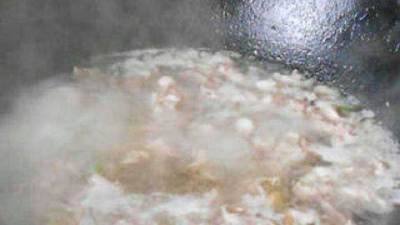 羊肉汤,之后加入姜片盐少许<a style='color:red;display:inline-block;' href='/shicai/ 718'>料酒</a>中火煮六七分钟即可