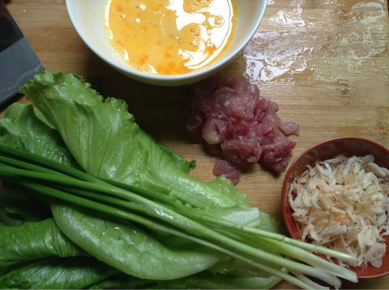 炒河粉,如图准备所需材料洗切好备用