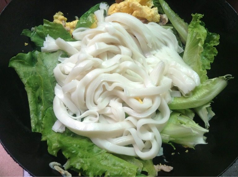 炒河粉,如图再下沙河粉翻炒一会，放盐酱油葱花翻炒均匀即可