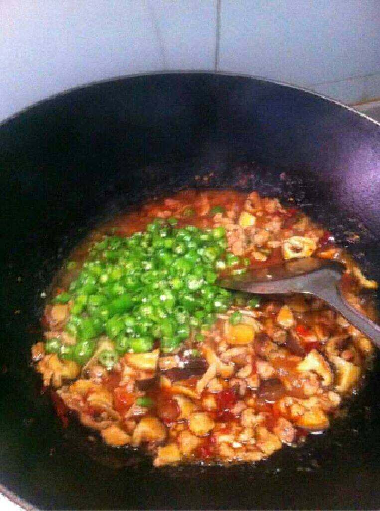 兔肉炒香菇,把青椒倒进去在加适量盐调味,等汤汁干就差不多了。