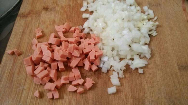 什锦炒饭,<a style='color:red;display:inline-block;' href='/shicai/ 29'>洋葱</a>，<a style='color:red;display:inline-block;' href='/shicai/ 438'>火腿</a>切丁，<a style='color:red;display:inline-block;' href='/shicai/ 9'>鸡蛋</a>打散