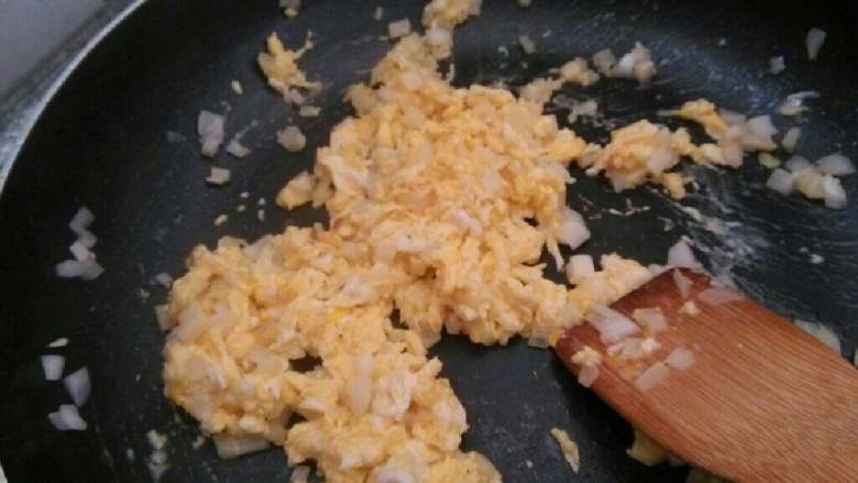 什锦炒饭,锅中放油，油热放洋葱，葱微黄后倒入蛋液，划散