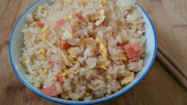 什锦炒饭,加入火腿丁，适量生抽，喜欢米饭颜色深一点的可以加少许老抽，炒至米饭颜色均匀就可起锅了，配上牛奶或是紫菜汤，好了，完美一餐。