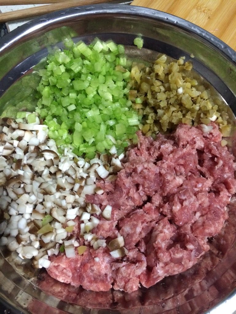 饺子,把材料剁碎