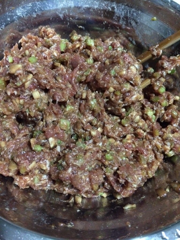饺子,加酱油，盐，鸡精，橄榄油，料酒，少许。搅拌均匀