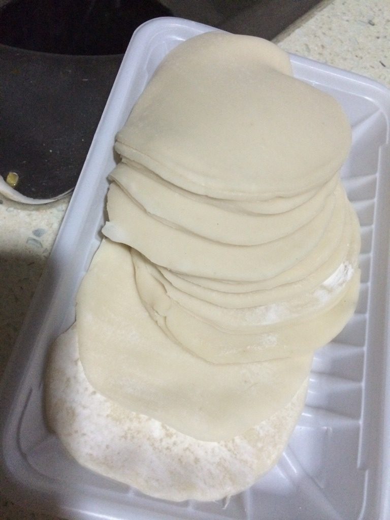 饺子,这种饺子皮超市都有买，自己和面也可以，
