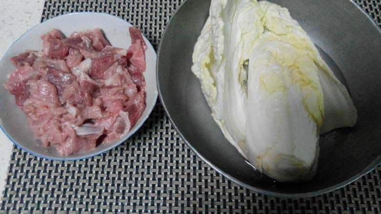 水煮肉片,猪肉放盐淀粉<a style='color:red;display:inline-block;' href='/shicai/ 718'>料酒</a>腌好，<a style='color:red;display:inline-block;' href='/shicai/ 114'>白菜</a>洗净切段