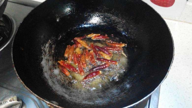 水煮肉片,上锅，热油，炸<a style='color:red;display:inline-block;' href='/shicai/ 700'>花椒</a><a style='color:red;display:inline-block;' href='/shicai/ 86474'>干辣椒</a>，迅速捞起，以免炸胡，捣碎