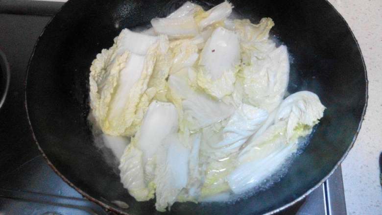 水煮肉片,另起锅，白菜飞水，加一点点盐在里面，