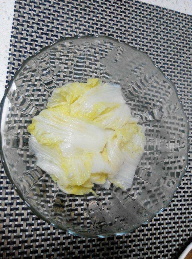 水煮肉片,白菜飞好水后漏勺起锅，装入碗中