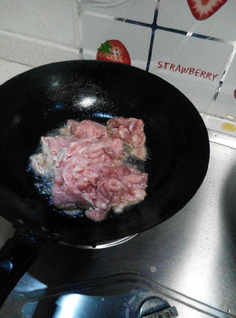 水煮肉片,起锅热油，滑肉片，翻炒均匀后另用碗盛出，