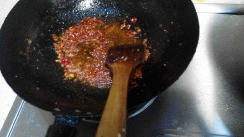 水煮肉片,锅里加油，油热后，放入姜末，一部分<a style='color:red;display:inline-block;' href='/shicai/ 6559'>蒜蓉</a>，调入<a style='color:red;display:inline-block;' href='/shicai/ 705'>豆瓣酱</a>，加入以没过肉片的水