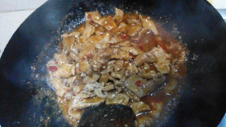 水煮肉片,加入已经滑好的肉片，翻炒均匀，调入水淀粉