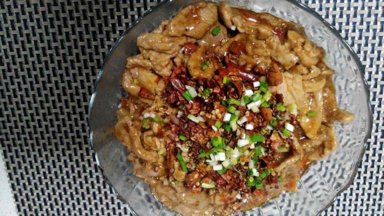 水煮肉片,依次码上蒜蓉，辣椒花椒碎，葱花