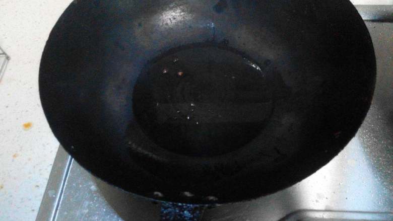 水煮肉片,锅内烧热油，油温要八成热，淋在肉片上，再撒点葱花！