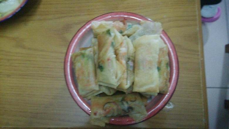 春卷,锅内放少许油,将春卷炸熟