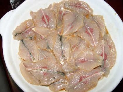 香辣鱼片,活鱼一条,剖洗干净,取两边的肉,切蝴蝶片,用调味料腌30分钟。