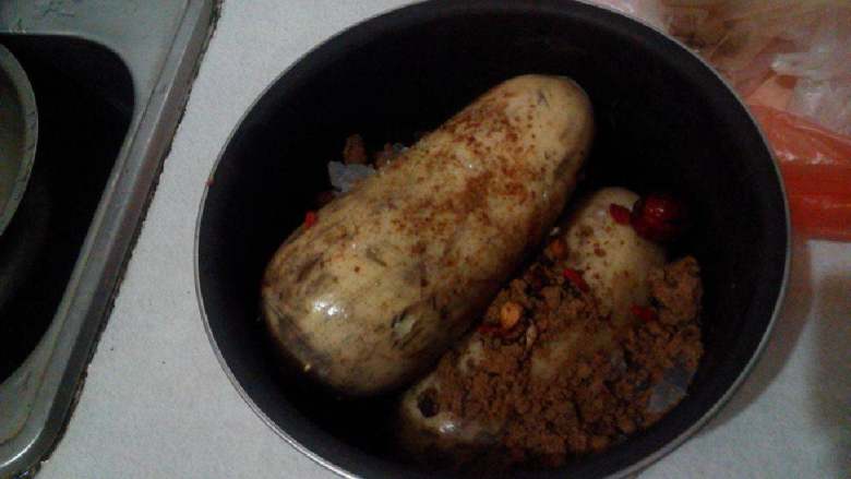 糯米藕,将藕放入电压力锅内胆中，将其余材料放入然后注水（要将藕全部没入水中，不然会发黑）。