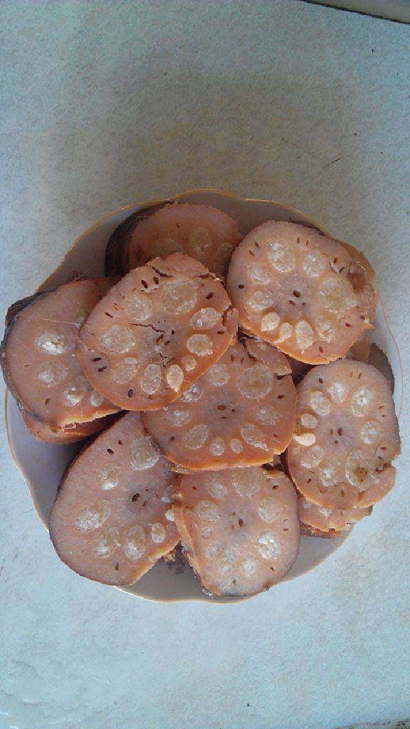 糯米藕,熟透后切片淋上<a style='color:red;display:inline-block;' href='/shicai/ 7996'>玫瑰酱</a>和汤汁即可。