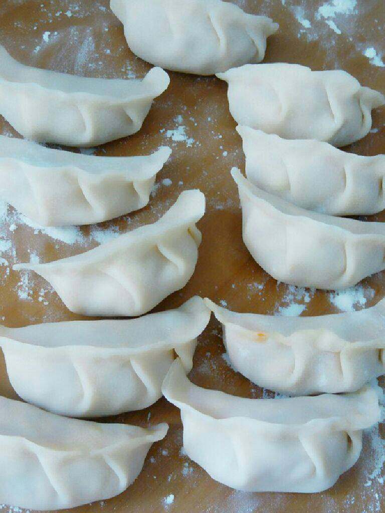 韭菜猪肉马蹄饺子,然后按自己喜欢的形状包好