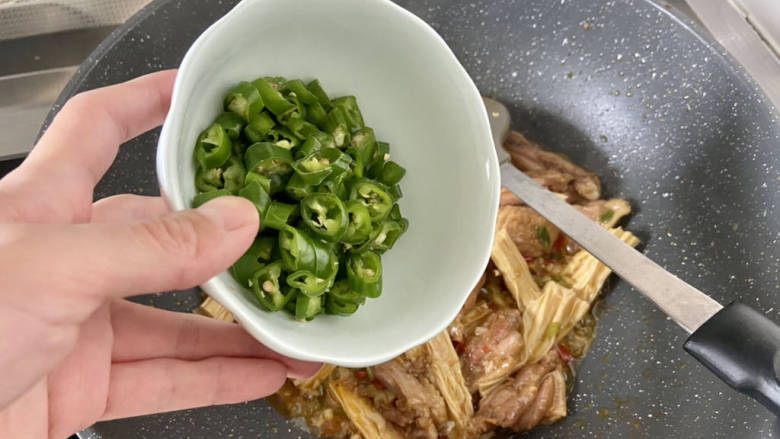 蒜香焖翅,开盖,加入线椒圈,大火翻炒断生