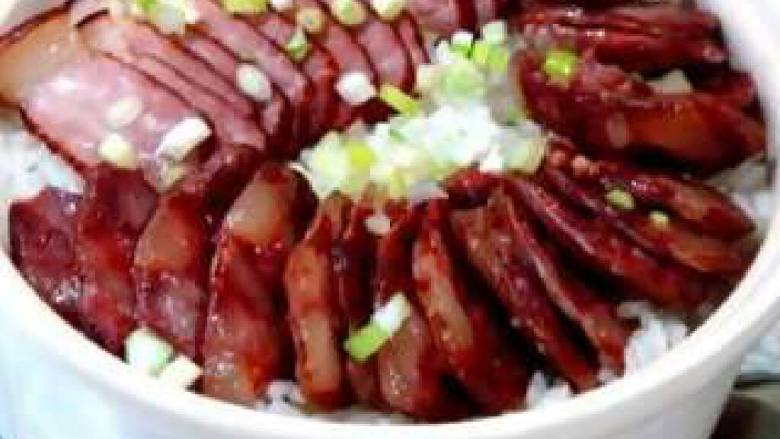 腊肠腊肉双拼煲仔饭