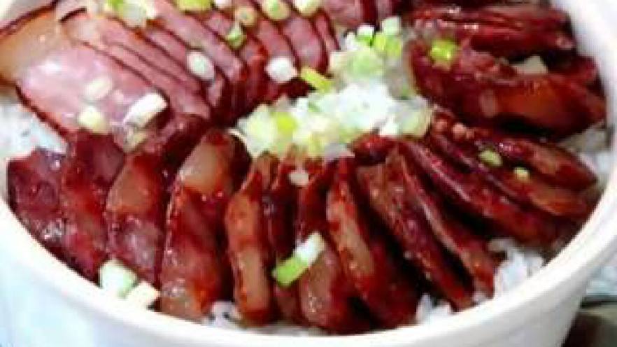 腊肠腊肉双拼煲仔饭