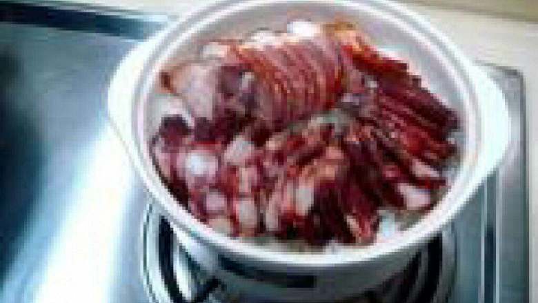 腊肠腊肉双拼煲仔饭,打开盖子把<a style='color:red;display:inline-block;' href='/shicai/ 4536'>腊肠</a><a style='color:red;display:inline-block;' href='/shicai/ 436'>腊肉</a>放进去。