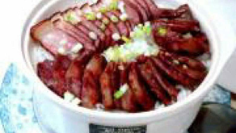 腊肠腊肉双拼煲仔饭,好了撒上<a style='color:red;display:inline-block;' href='/shicai/ 3250'>葱</a>花就可以了。