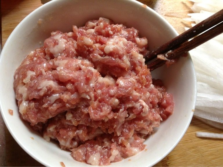 肉末炒荷兰豆,如图将前腿肉剁成肉末备用(肉末只用碗里的三分之一)