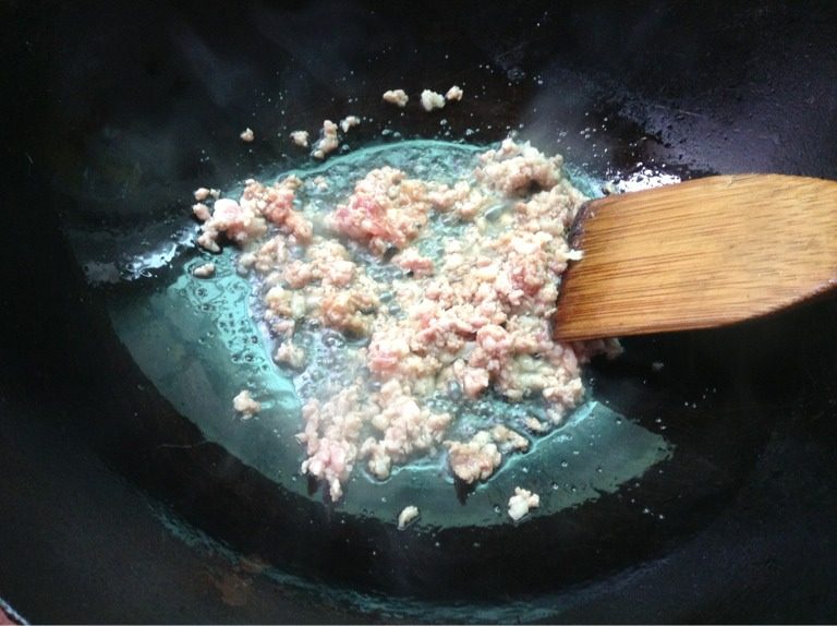 肉末炒荷兰豆,起油锅下肉末翻炒至变色