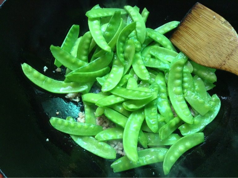 肉末炒荷兰豆,如图再下荷兰豆一起翻炒,稍微盖锅盖至豆变青绿色