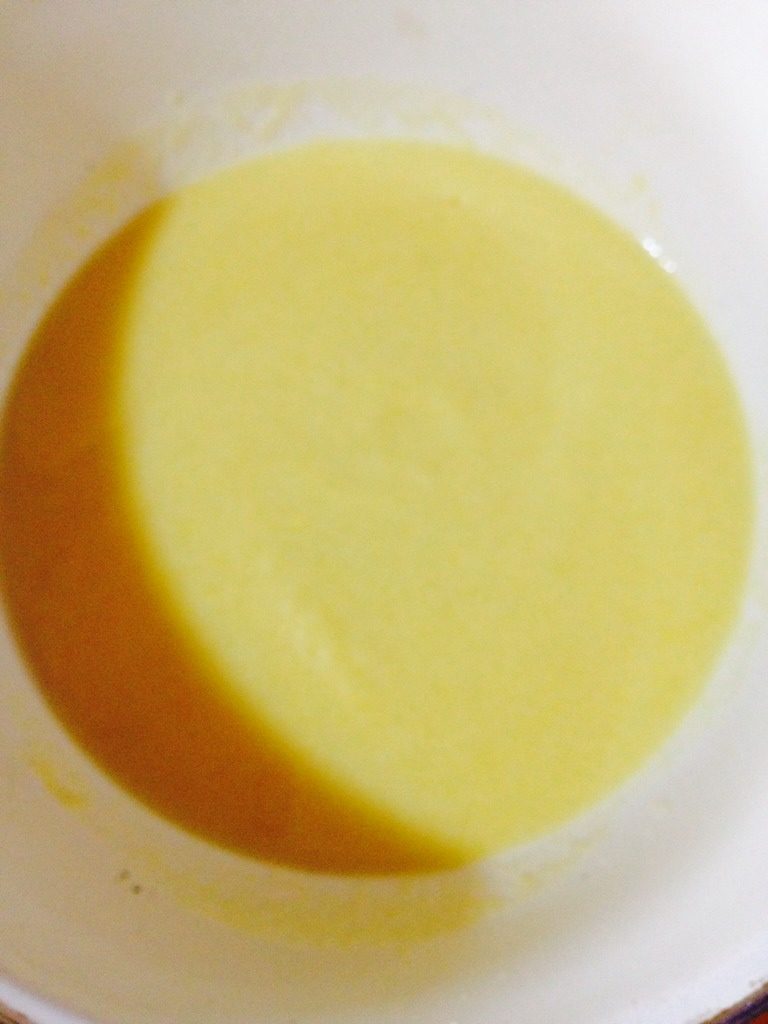 玉米馒头,新鲜玉米剥粒用豆浆机打成糊(我是早上喝玉米汁剩下底层渣多的拿来用的)